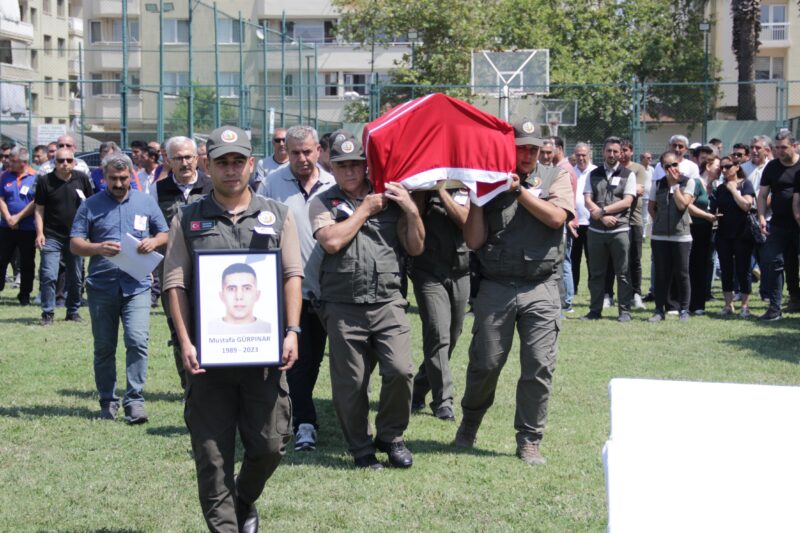 İzmir’in Menderes ilçesinde çıkan orman yangınına müdahale sırasında hem dumandan