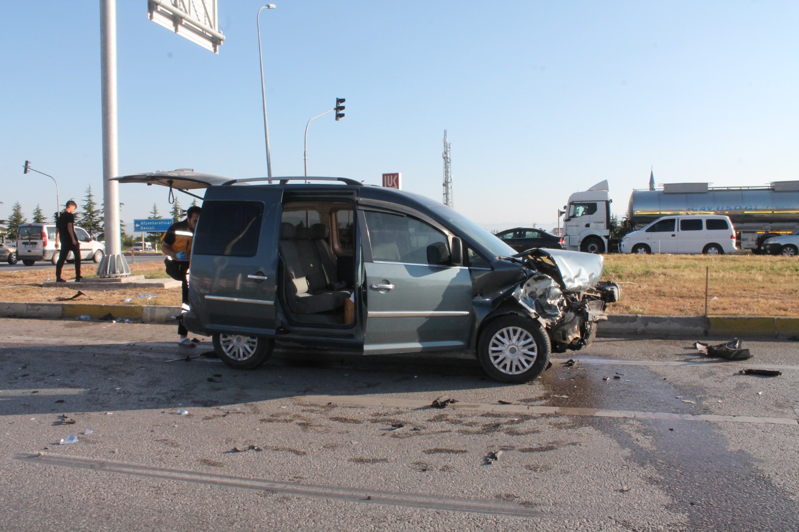   Afyonkarahisar’ın Çay ilçesinde hafif ticari araç ile otomobilin çarpıştığı