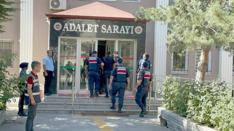 İlçe Jandarma Komutanlığındaki işlemleri tamamlanan B.K. (19), Çay Devlet Hastanesinde