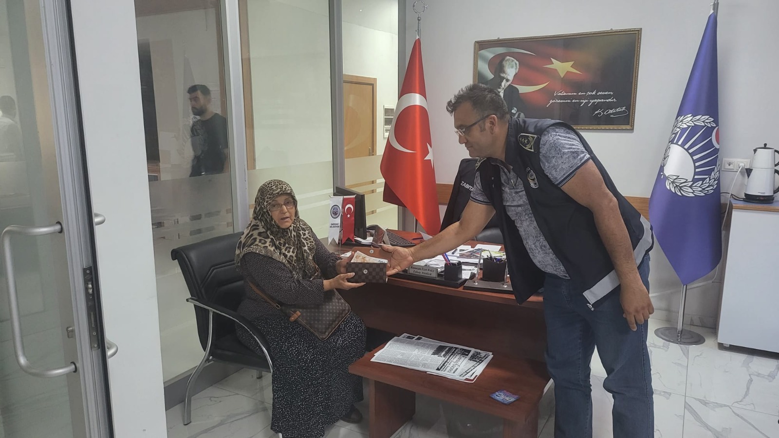 Emirdağ Belediyesi Zabıta Müdürlüğüne gelen bir vatandaş, Eskişehir Caddesi’nde bulduğu