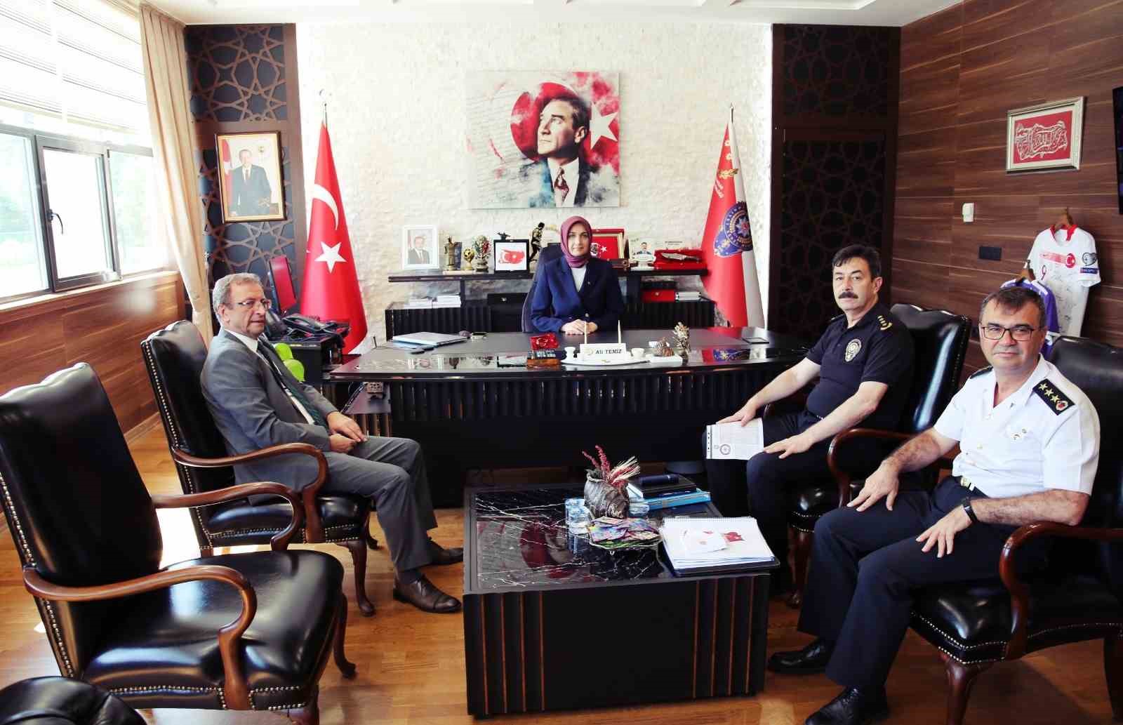 AFYONKARAHİSAR’ VALİSİ DOÇ. DR. KÜBRA GÜRAN YİĞİTBAŞI, EMNİYET MÜDÜRÜ ALİ