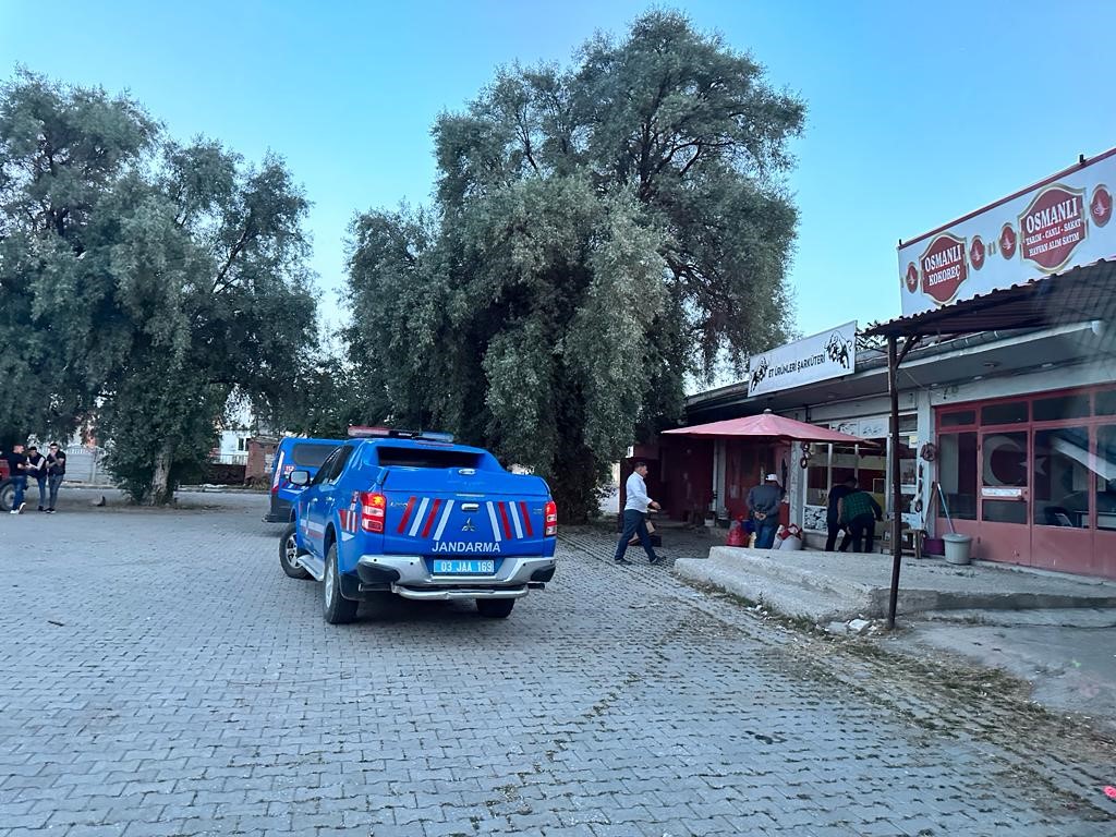 AFYONKARAHİSAR’DA 28 YAŞINDAKİ BİR ŞAHIS TABANCA İLE VURULARAK ÖLDÜRÜLDÜ.