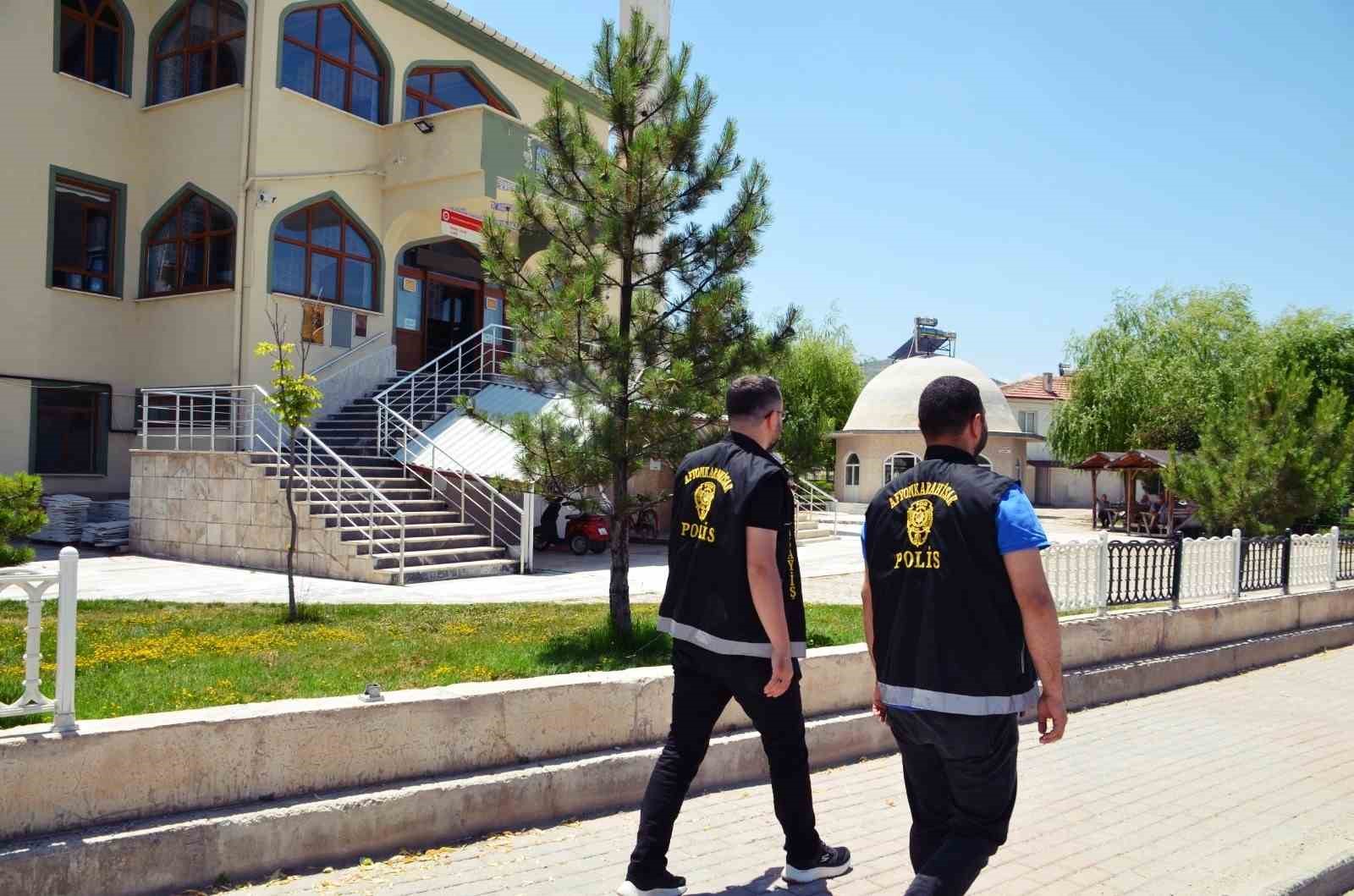 AFYONKARAHİSAR’DA İL EMNİYET MÜDÜRLÜĞÜ EKİPLERİ TARAFINDAN SEYYAR SATICILARA VE DİLENCİLERE