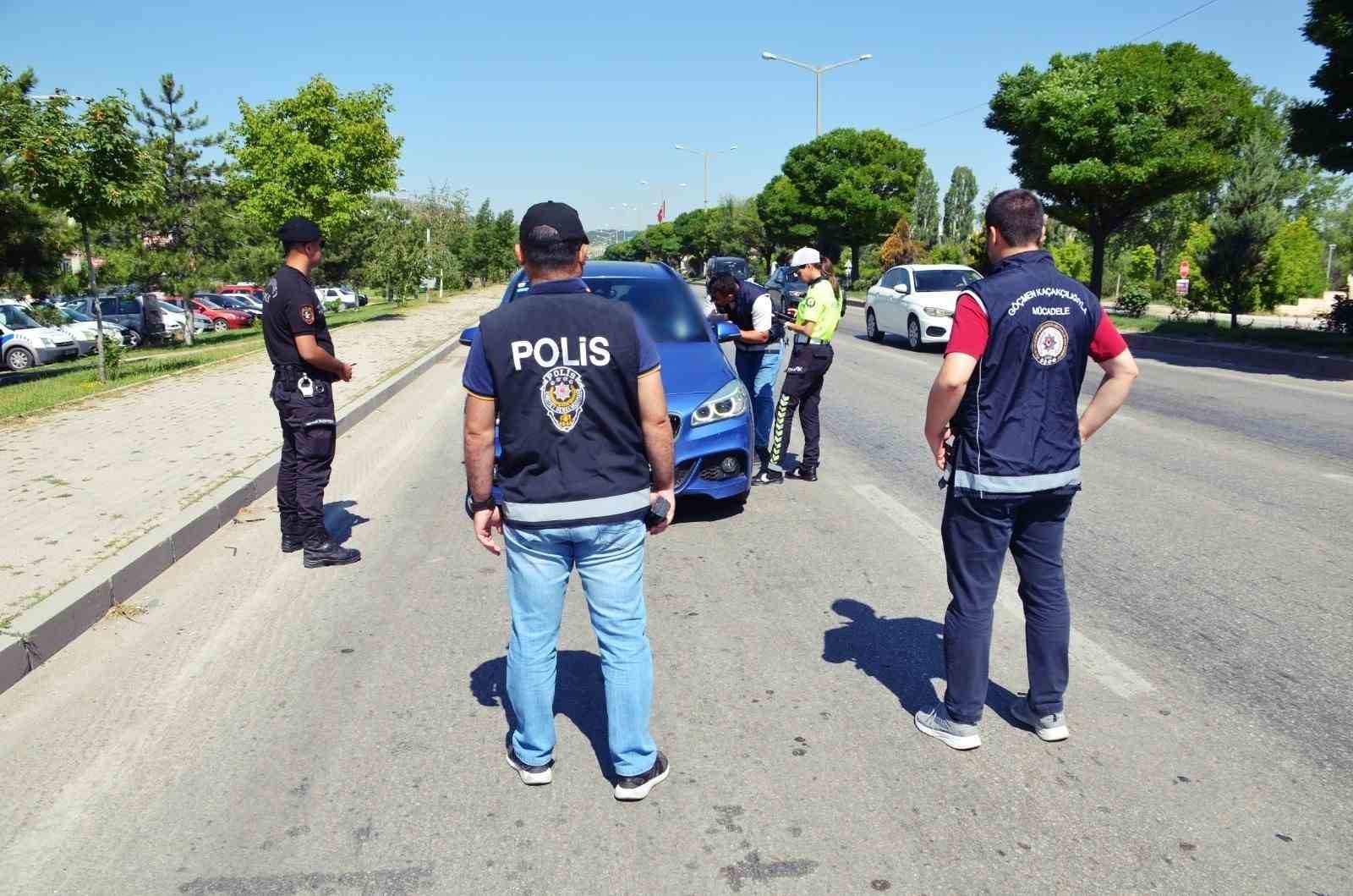 AFYONKARAHİSAR’DA DÜZENSİZ GÖÇMENLERE YÖNELİK GERÇEKLEŞTİRİLEN DENETİMDE KİMLİK SORGULAMALARI YAPILAN 708