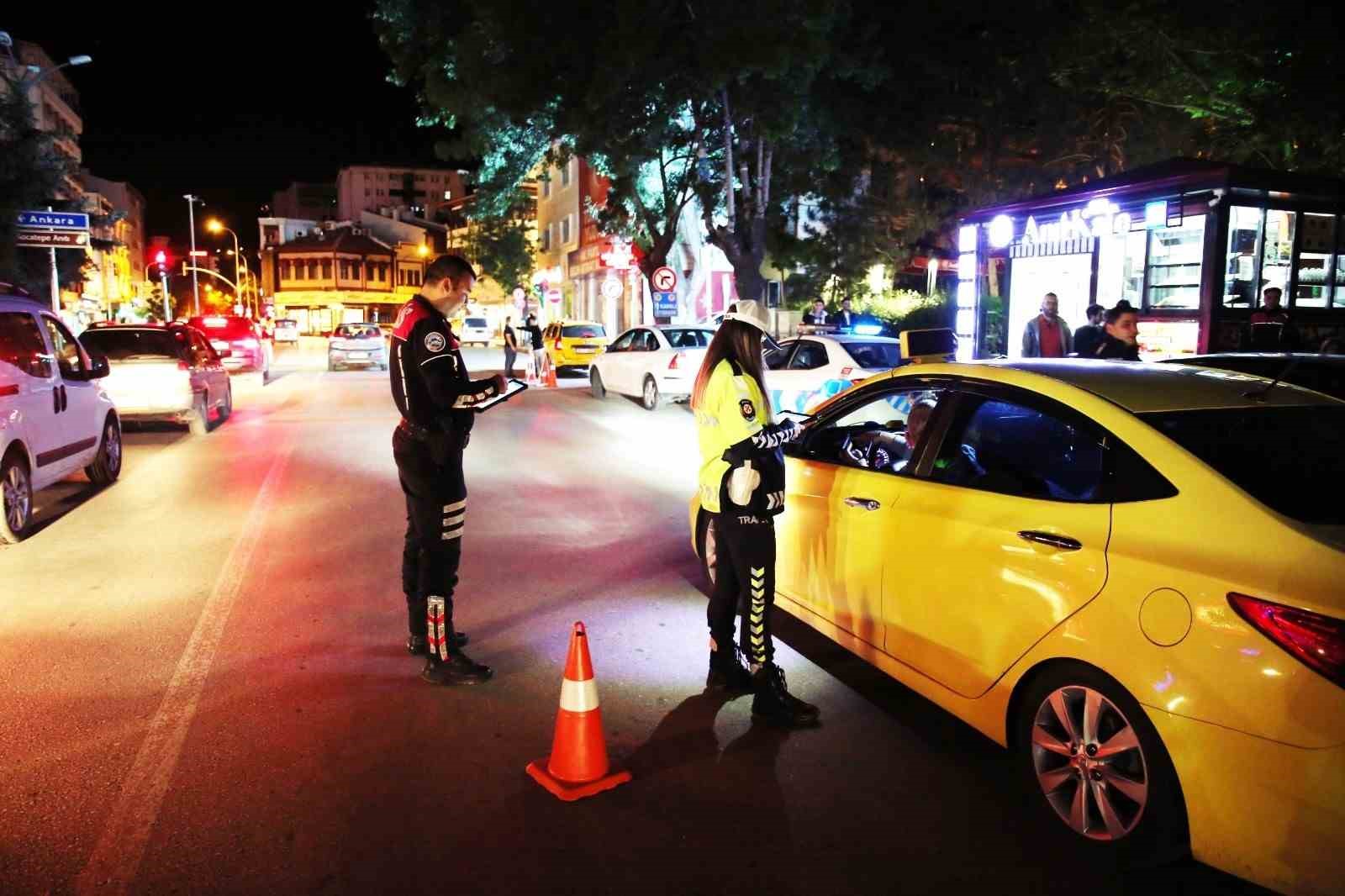 AFYONKARAHİSAR’DA İL EMNİYET MÜDÜRLÜĞÜ EKİPLERİ TARAFINDAN GERÇEKLEŞTİRİLEN HUZUR-03 UYGULAMASINDA 880