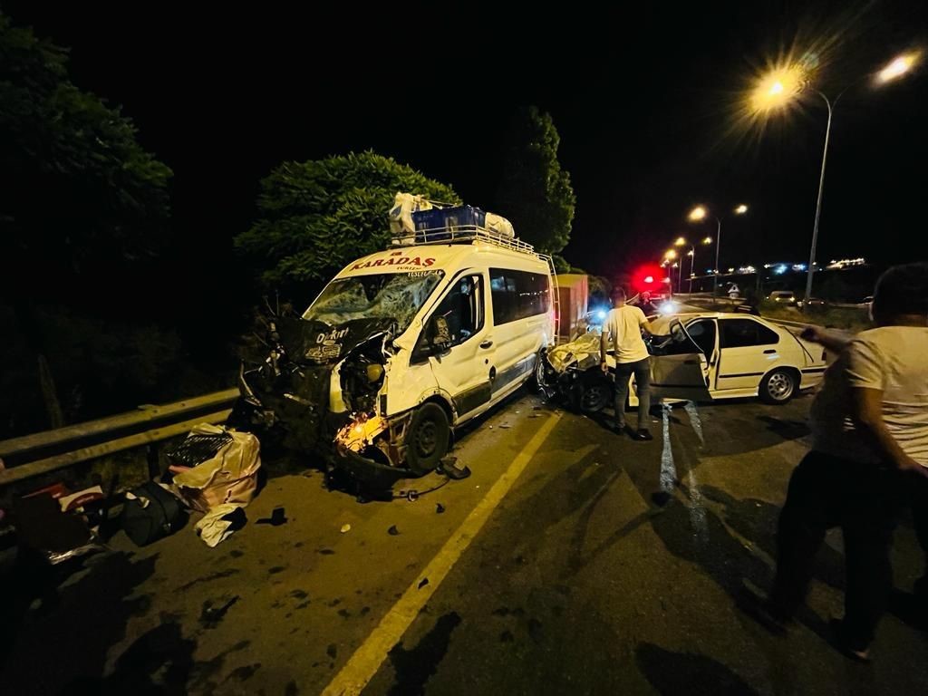 AFYONKARAHİSAR'DA  MİNİBÜS KAZASI, 1 KİŞİ ÖLDÜ, 6 KİŞİ YARALANDI