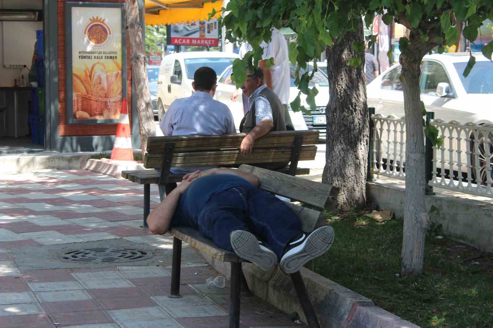 YURT GENELİNDE YAŞANAN SICAK HAVA DALGASINDAN AFYONKARAHİSAR’DA ETKİLENİRKEN, KENTTE 32