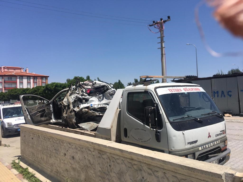 AFYONKARAHİSAR’IN SULTANDAĞI İLÇESİNDE TIRIN ÇARPTIĞI OTOMOBİLDE 1 KİŞİ ÖLDÜ, 3