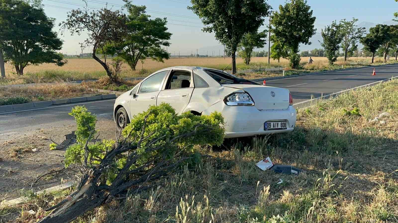 AFYONKARAHİSAR’DA KONTROLDEN ÇIKARAK ORTA REFÜJE GİRİP ARDINDAN AĞAÇLARI DEVİREREK DURABİLEN