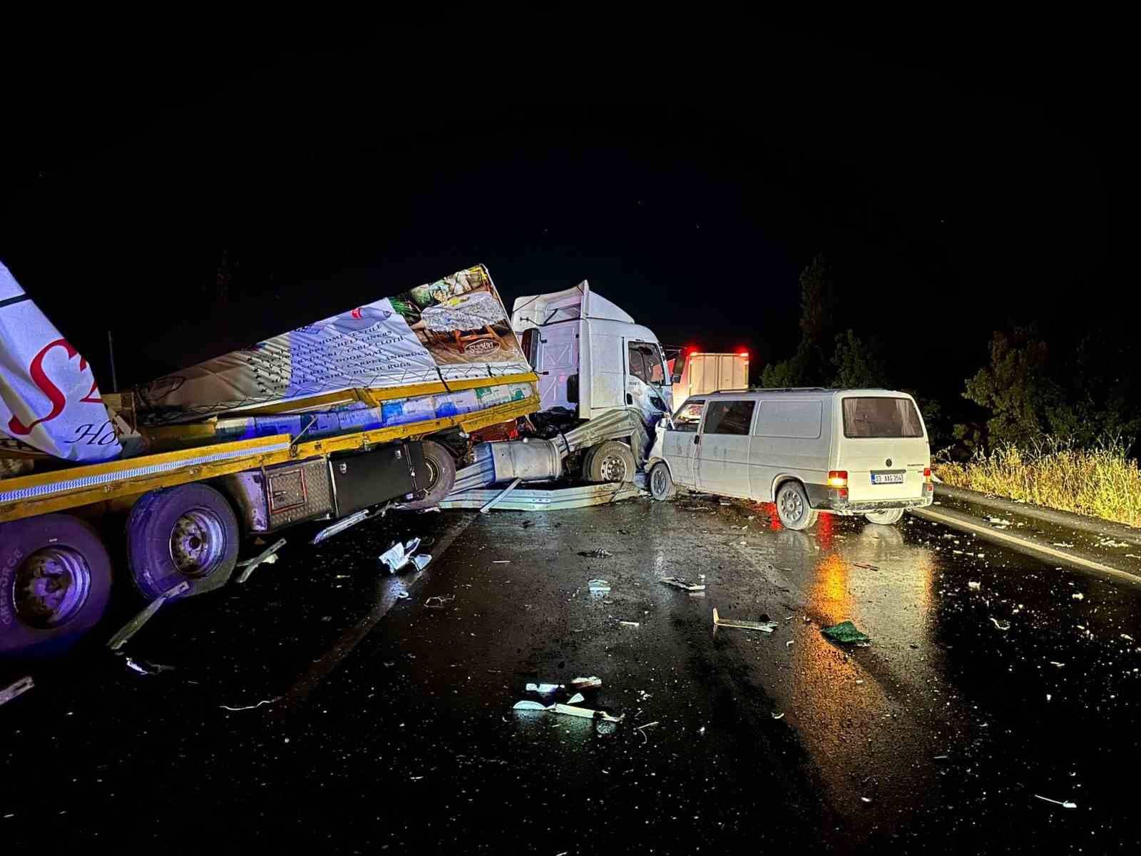 AFYONKARAHİSAR’DA MEYDANA GELEN TIR KAZASINDA YOL GÜVENLİĞİ İÇİN DUBA KOYMAYA