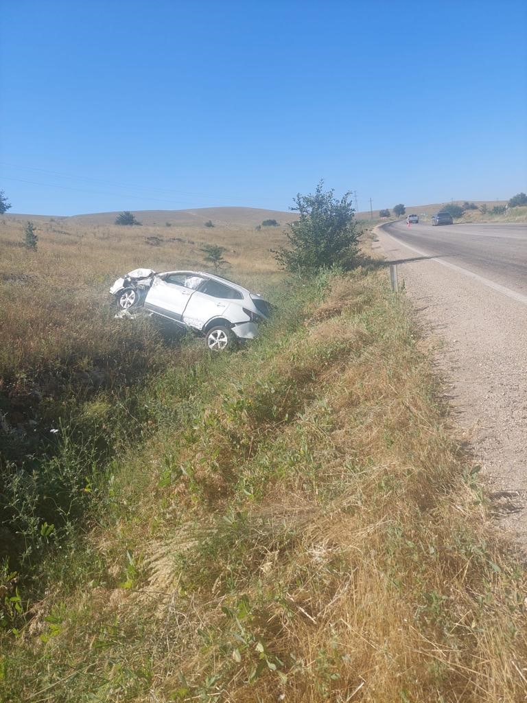 AFYONKARAHİSAR’DA KONTROLDEN ÇIKARAK ŞARAMPOLE GİREN SUV ARAÇTA 3 KİŞİ YARALANDI.