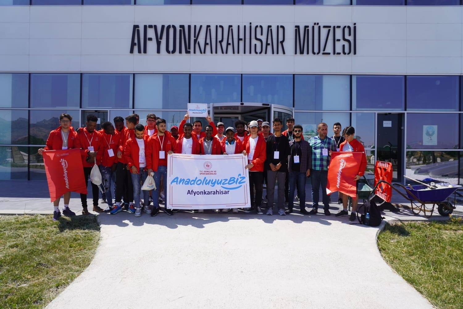 ‘ANADOLUYUZ BİZ’ PROJESİ KAPSAMINDA BALIKESİR'DEN AFYONKARAHİSAR'A GELEN 40 GENÇ KENTİN
