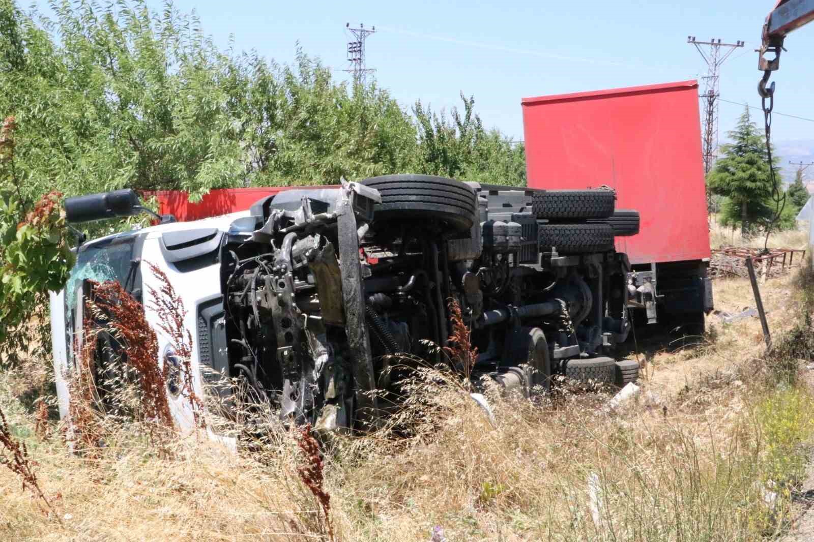 AFYONKARAHİSAR’DA TIRIN BARAKAYA ÇARPIP DEVRİLMESİ SONUCU YAŞANAN KAZADA 2 KİŞİ