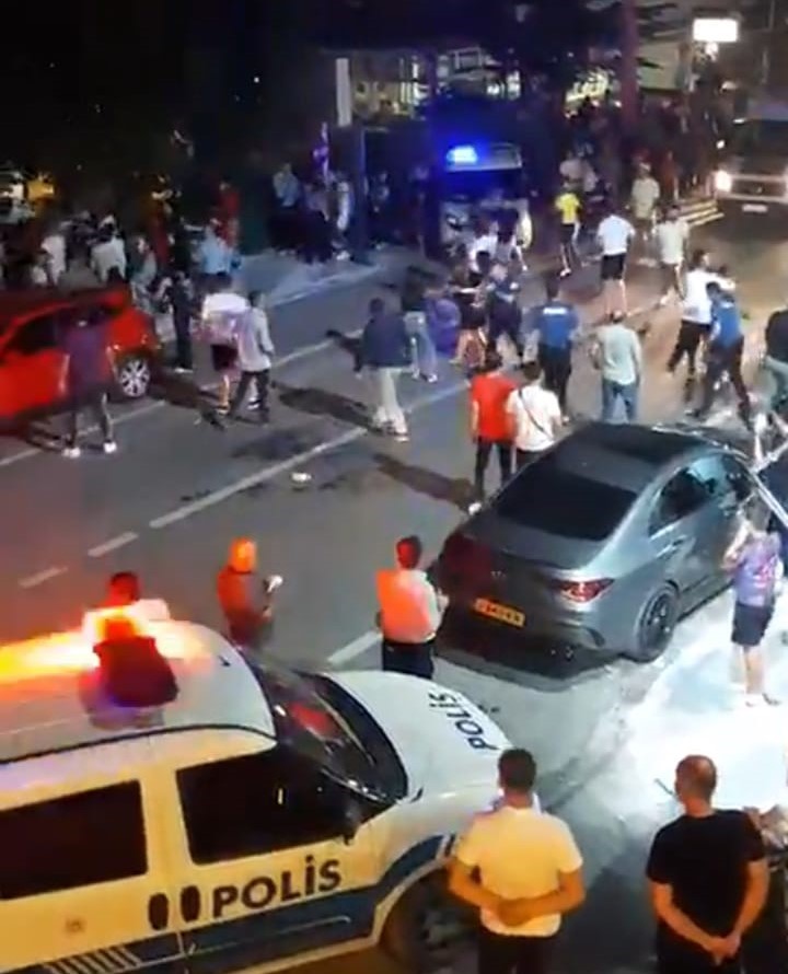 AFYONKARAHİSAR’DA ÇAY BAHÇESİNDE ‘AİLE YERİNE OTURMA’ MESELESİNDEN ÇIKAN TARTIŞMA SOKAKTA
