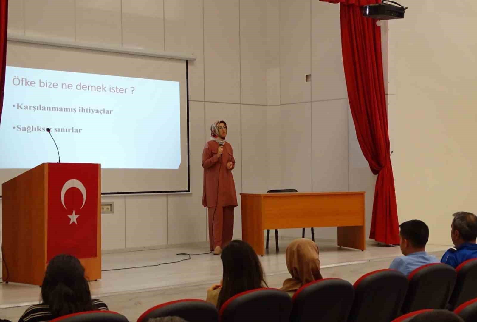 AFYONKARAHİSAR’DA CEZAEVİ PERSONELLERİ VE HÜKÜMLÜLERE YÖNELİK ÖFKE KONTROLÜ EĞİTİMİ VERİLDİ.