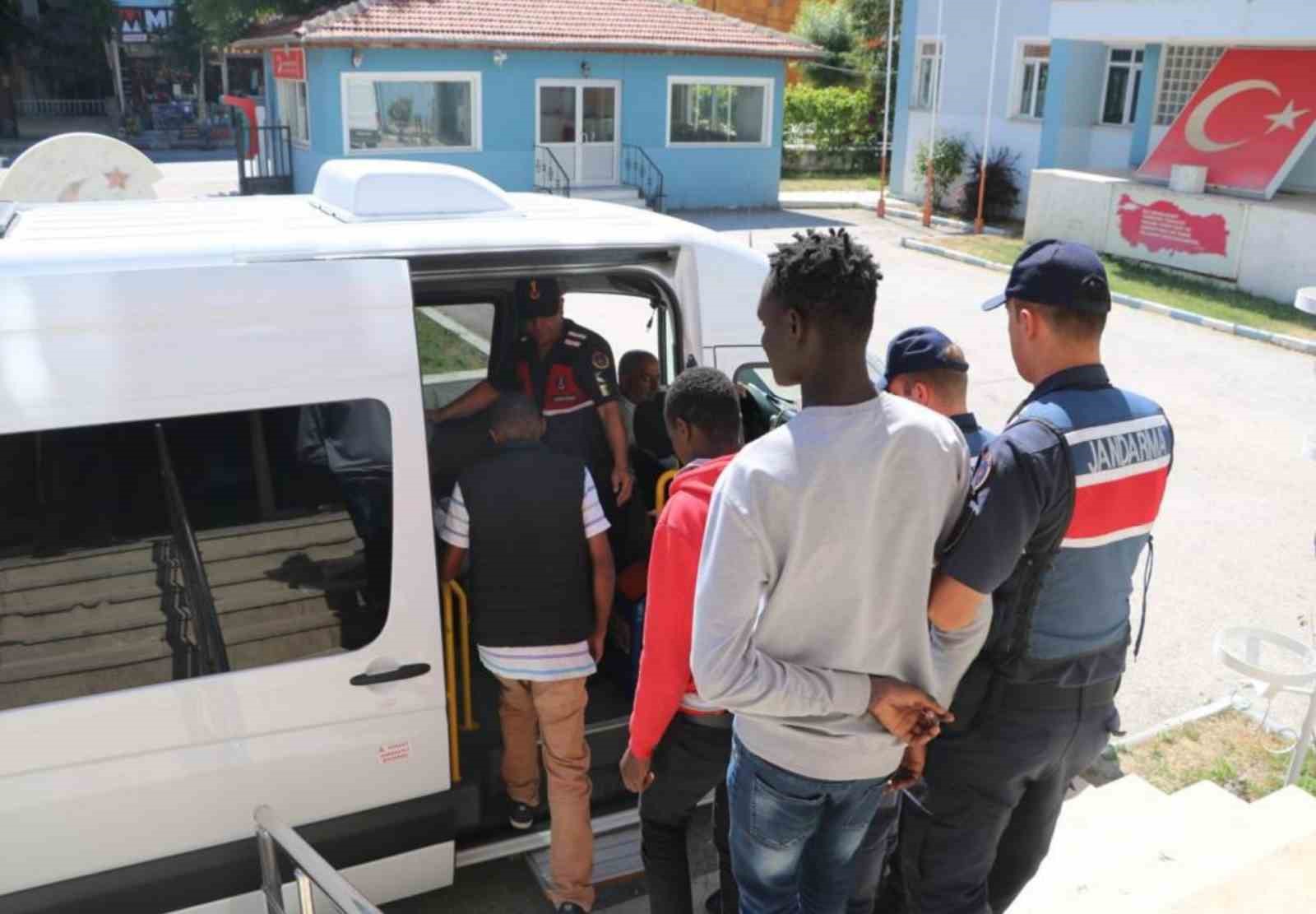 AFYONKARAHİSAR’IN EMİRDAĞ İLÇESİNDE JANDARMA TARAFINDAN BİR ÇİFTLİĞE YAPILAN BASKINDA VİZE