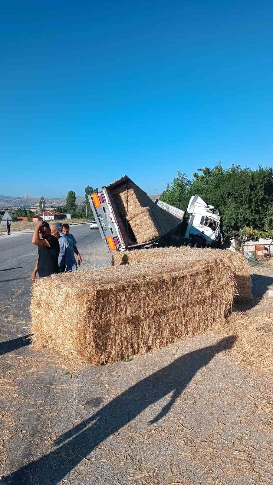 AFYONKARAHİSAR’DA YOL KENARINDA DOLMUŞ BEKLEYEN BİR KADIN DEVRİLEN TIRIN DORSESİNDEN