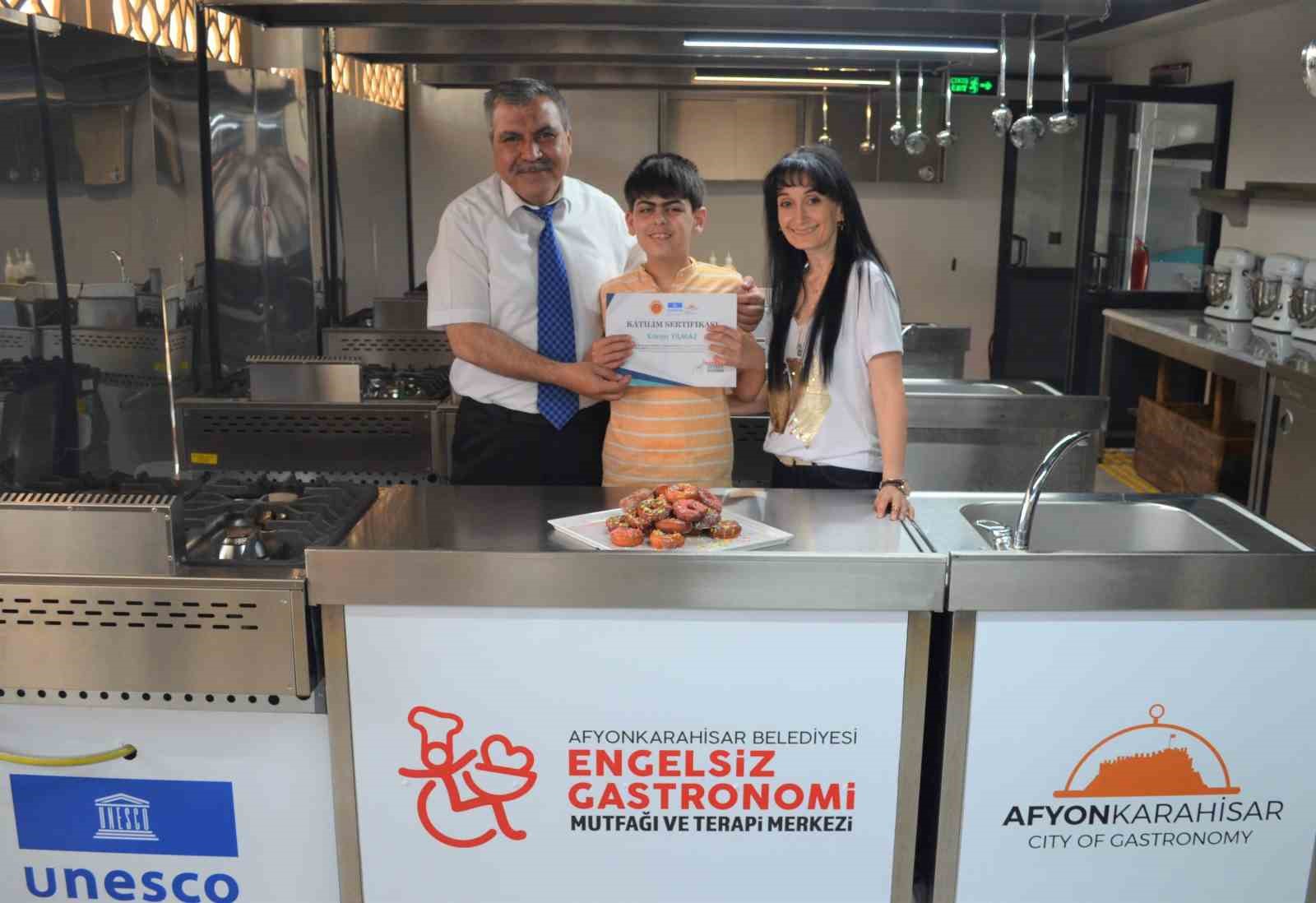 AFYONKARAHİSAR’DA ENGELSİZ GASTRONOMİ MERKEZİNDE EĞİTİM GÖREN ÖZEL BİREYLER KURSLARINI TAMAMLAYARAK