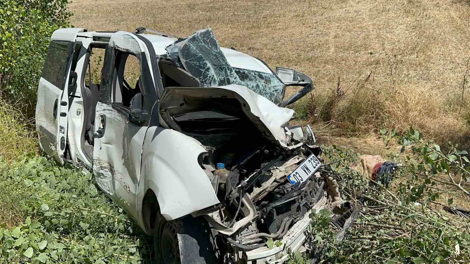 AFYONKARAHİSAR’DA KONTROLDEN ÇIKARAK ORTA REFÜJDEKİ AYDINLATMA DİREĞİN DEVİRİP ARDINDAN KARŞI