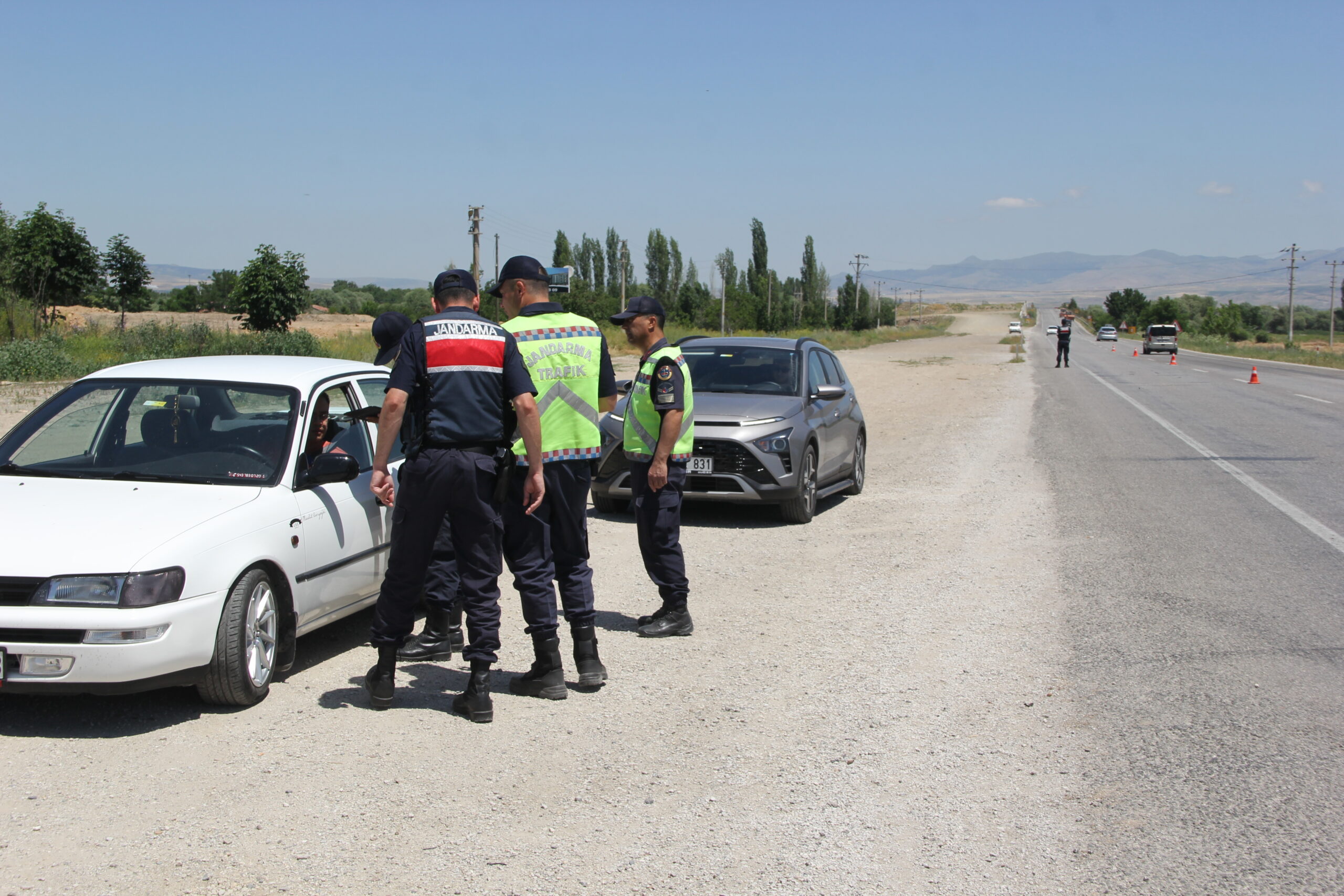 İl Jandarma Komutanlığı ekipleri, İl Jandarma Komutanı Albay Yılmaz Kırgel