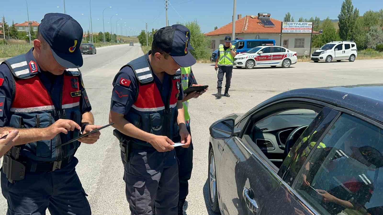 AFYONKARAHİSAR’IN EMİRDAĞ İLÇESİNDE JANDARMA TARAFINDAN HELİKOPTER VE DRON DESTEKLİ TRAFİK