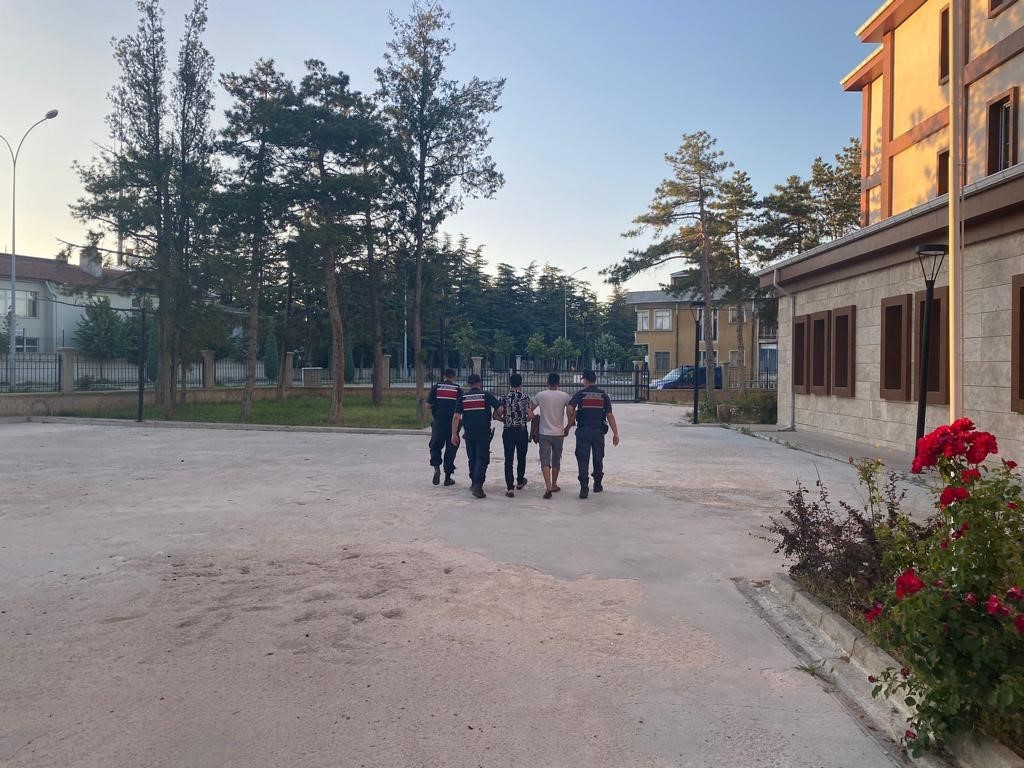 AFYONKARAHİSAR’IN BOLVADİN İLÇESİNDE DURDURULAN BİR ARAÇTA SURİYE UYRUKLU 7 KAÇAK