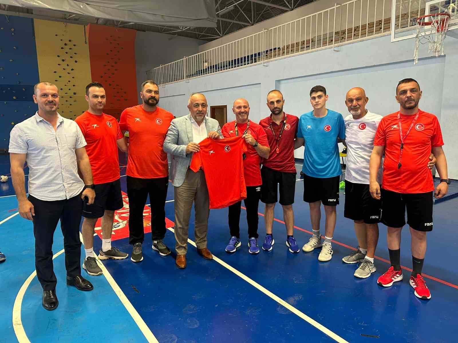 İL MÜDÜRÜ KASAPOĞLU, U-17 HENTBOL MİLLİ TAKIMIYLA BİR ARAYA GELDİ