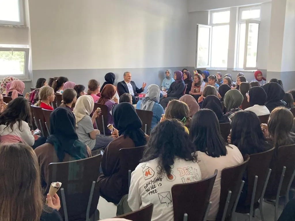 AFYONKARAHİSAR İL MÜFTÜLÜĞÜ GENÇLİK KOORDİNATÖRLÜĞÜ, "GENÇLERLE SÖYLEŞİ" PROGRAMI GERÇEKLEŞTİRDİ.