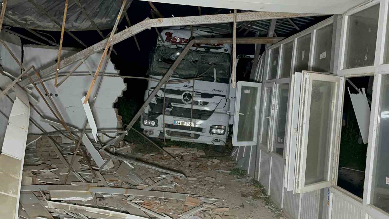 AFYONKARAHİSAR’DA KONTROLDEN ÇIKAN OYUNCAK YÜKLÜ TIR ÖNÜNDE SEYREDEN BİR BAŞKA