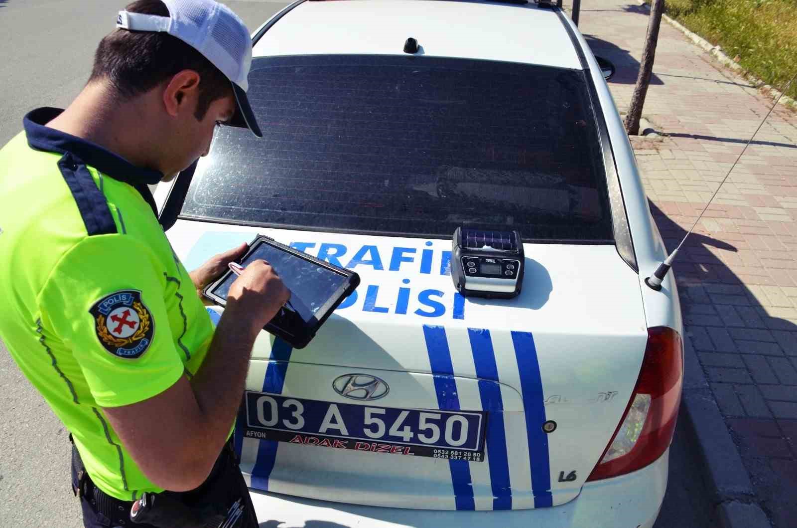 AFYONKARAHİSAR’DA POLİS TARAFINDAN GERÇEKLEŞTİRİLEN TRAFİK DENETİMİNDE KURALLARA UYMAYAN VE EHLİYETSİZ