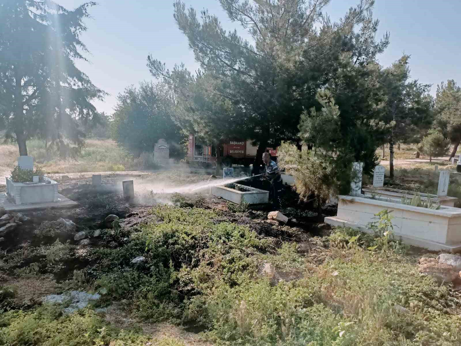 AFYONKARAHİSAR’IN BAŞMAKÇI İLÇESİNDE MEZARLIKTA ÇIKAN OT YANGINI İTFAİYENİN ZAMANINDA MÜDAHALESİ