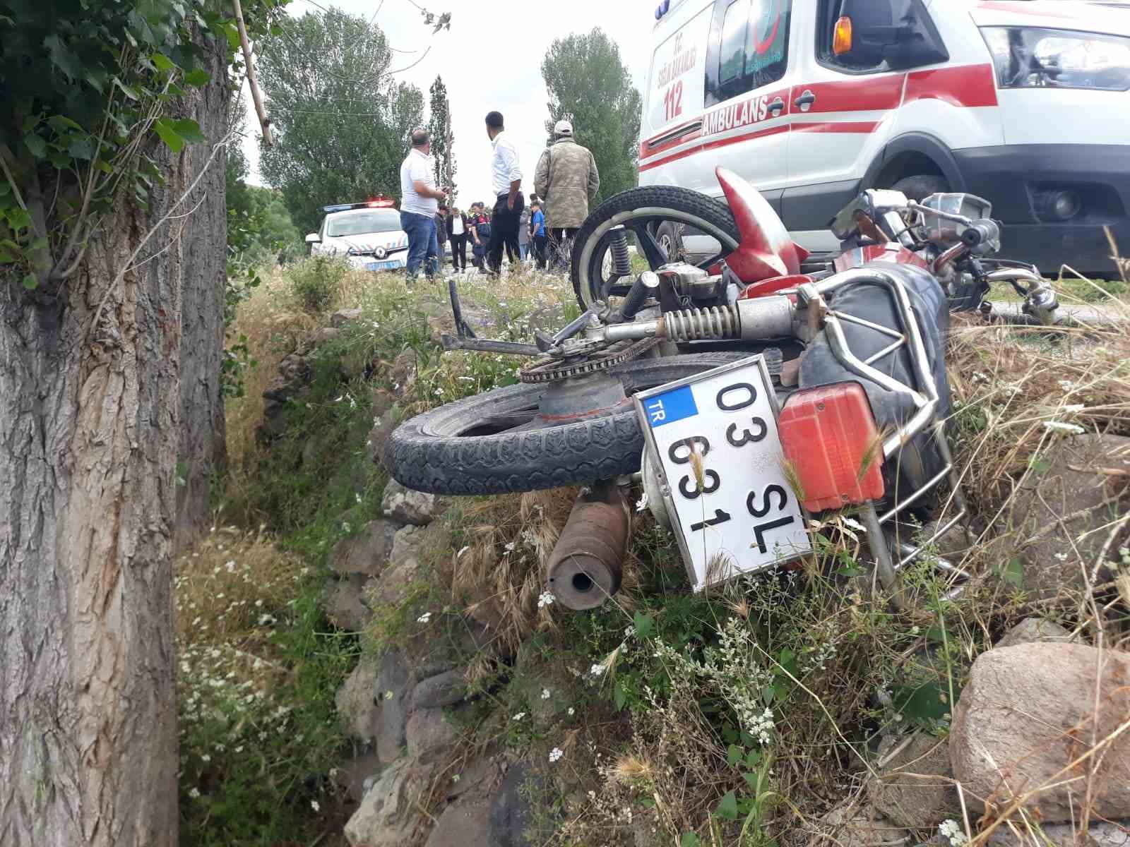AFYONKARAHİSAR’DA OTOMOBİLLE İLE MOTOSİKLETİN ÇARPIŞMASI SONUCU MEYDANA GELEN TRAFİK KAZASINDA