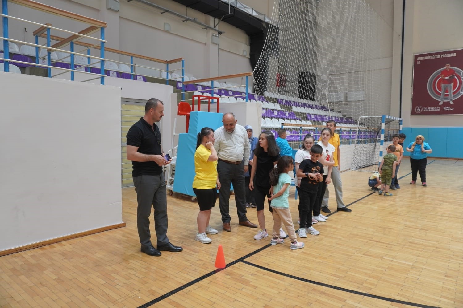 MÜDÜR KASAPOĞLU, ÖZEL BİREYLERLE İDMAN YAPTI