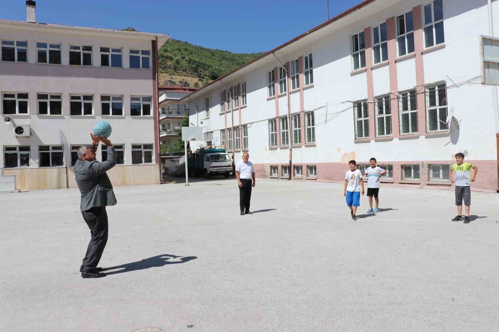 MÜDÜR SÜNNETCİ ÖĞRENCİLERLER BASKETBOL OYNADI