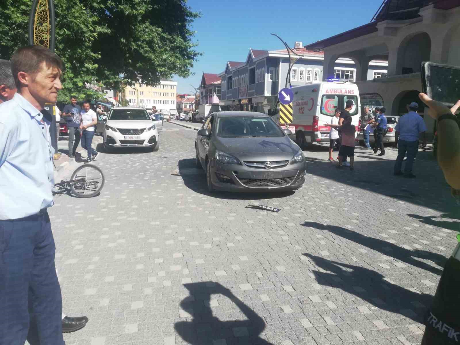 AFYONKARAHİSAR’IN BOLVADİN İLÇESİNDE OTOMOBİLİN ÇARPTIĞI BİSİKLET SÜRÜCÜSÜ YARALANDI.