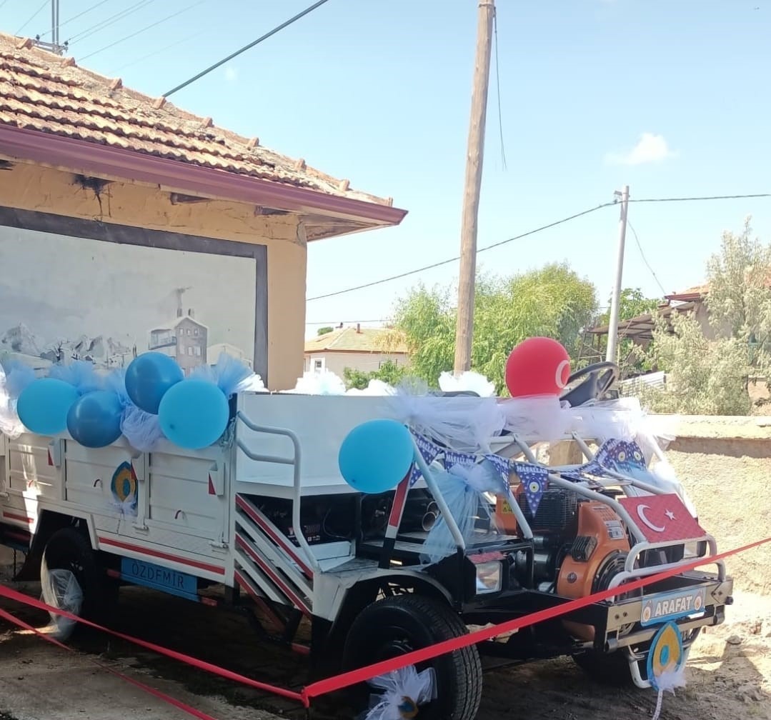 AFYONKARAHİSAR’DA 7 YAŞINDAKİ ÇOCUKLARINA SÜNNET DÜĞÜNÜ YAPAN AİLE DÜĞÜN KONVOYUNU