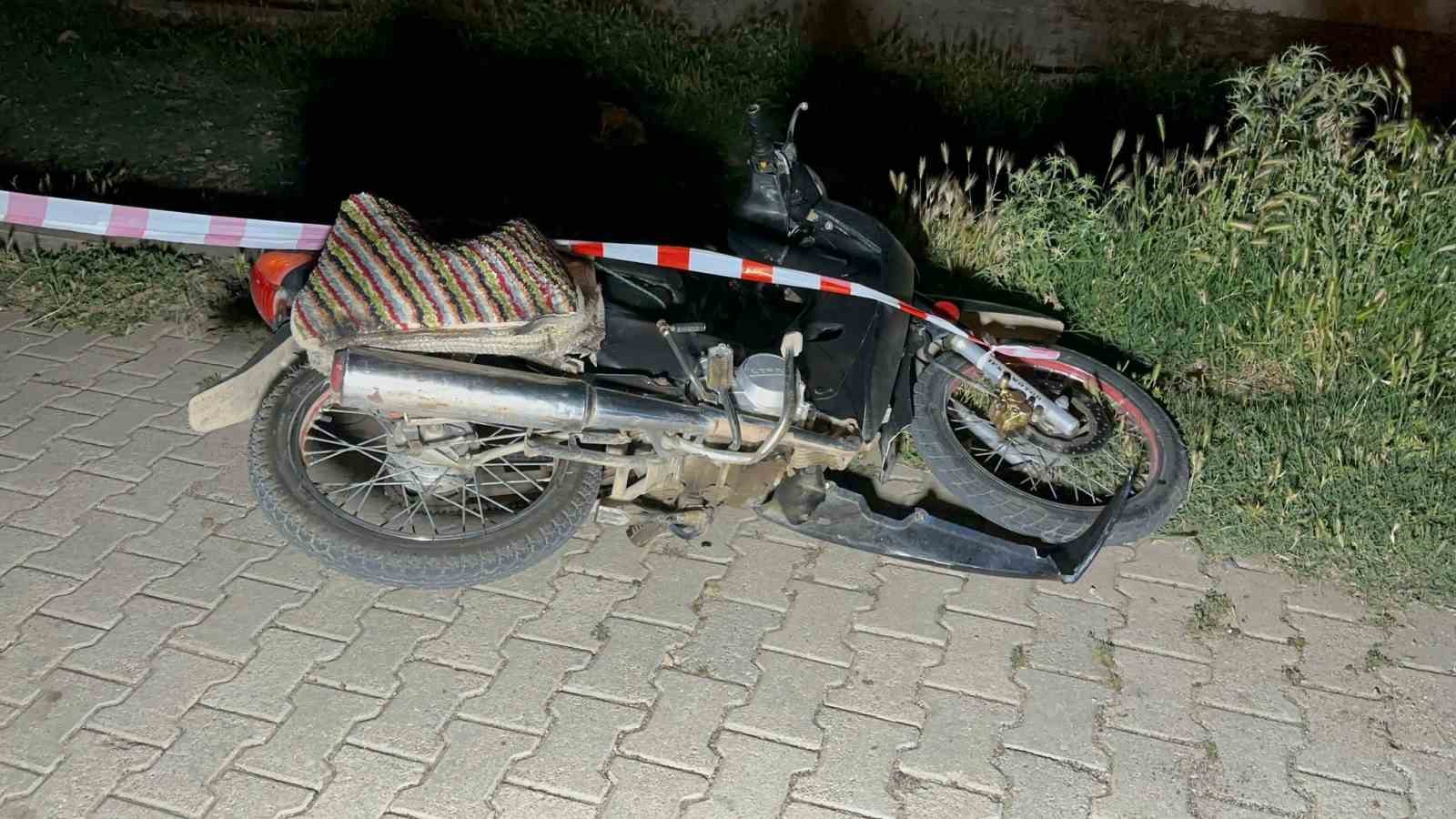 AFYONKARAHİSAR’DA KONTROLDEN ÇIKARAK PARK HALİNDEKİ OTOMOBİLE ÇARPAN MOTOSİKLETİN SÜRÜCÜSÜ KALDIRIM
