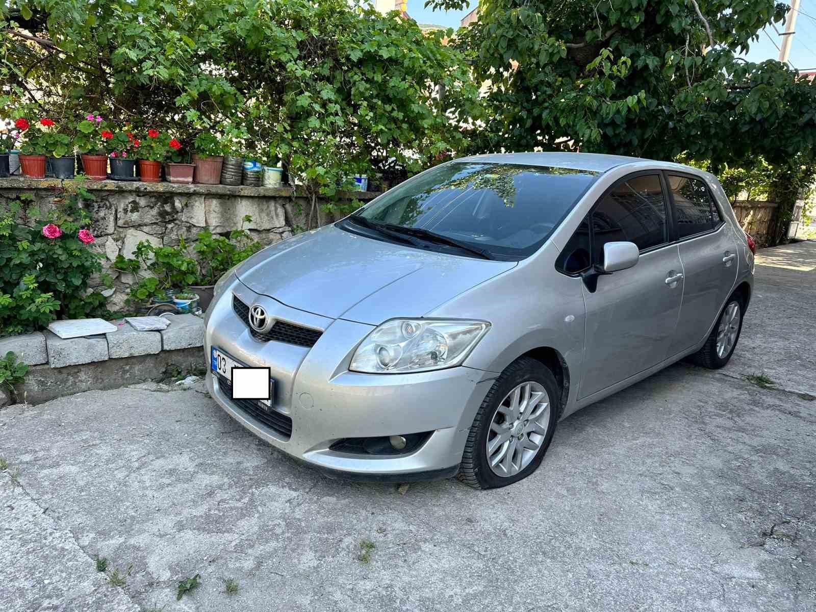 AFYONKARAHİSAR’DA BİR ŞAHSIN BAHÇESİNDEKİ OTOMOBİLİN LASTİĞİ KİMLİĞİ BELİRSİZ KİŞİLER TARAFINDAN