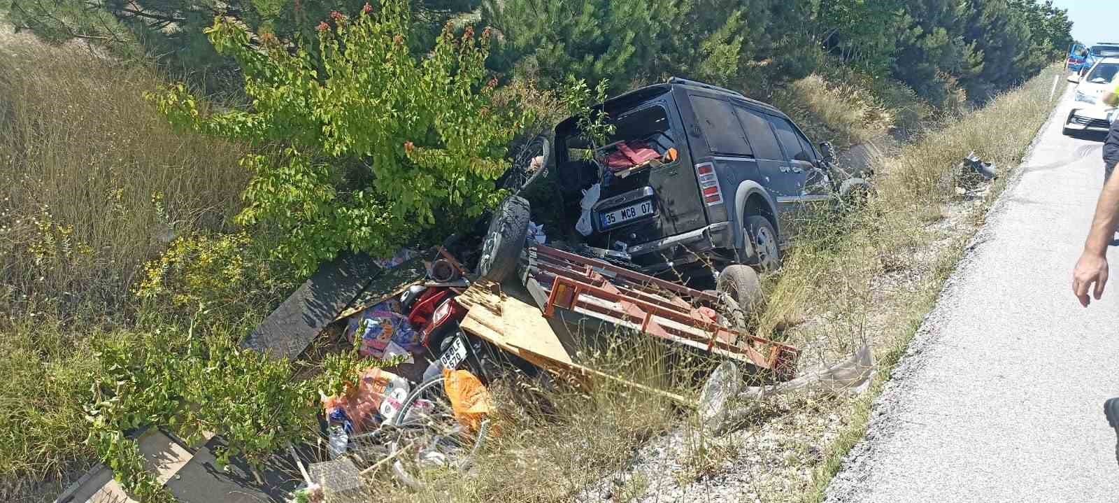 AFYONKARAHİSAR’DA ARKASINA RÖMORK BAĞLI HAFİF TİCARİ ARAÇ KONTROLDEN ÇIKARAK ŞARAMPOLE