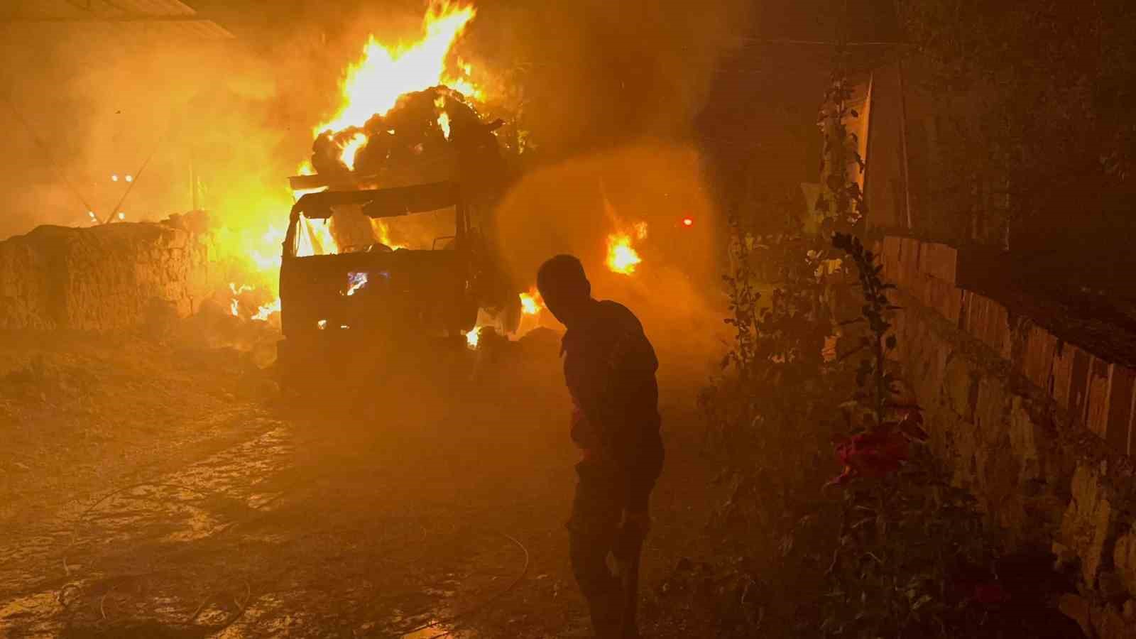 AFYONKARAHİSAR’DA SAMAN YÜKLÜ KAMYON ÇIKAN YANGINDA ALEV ALEV YANARKEN, ÖLEN