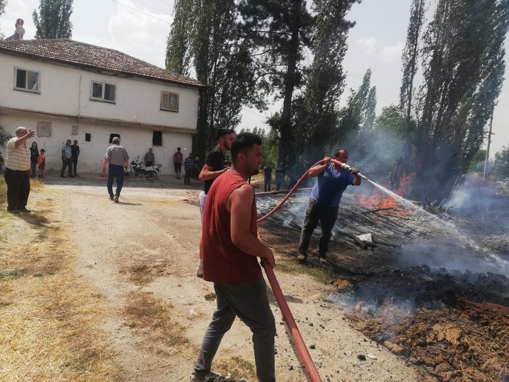 AFYONKARAHİSAR’IN SANDIKLI İLÇESİNDE İKİ KÖYDE ÇIKAN ARAZİ YANGININDA 10 DEKAR