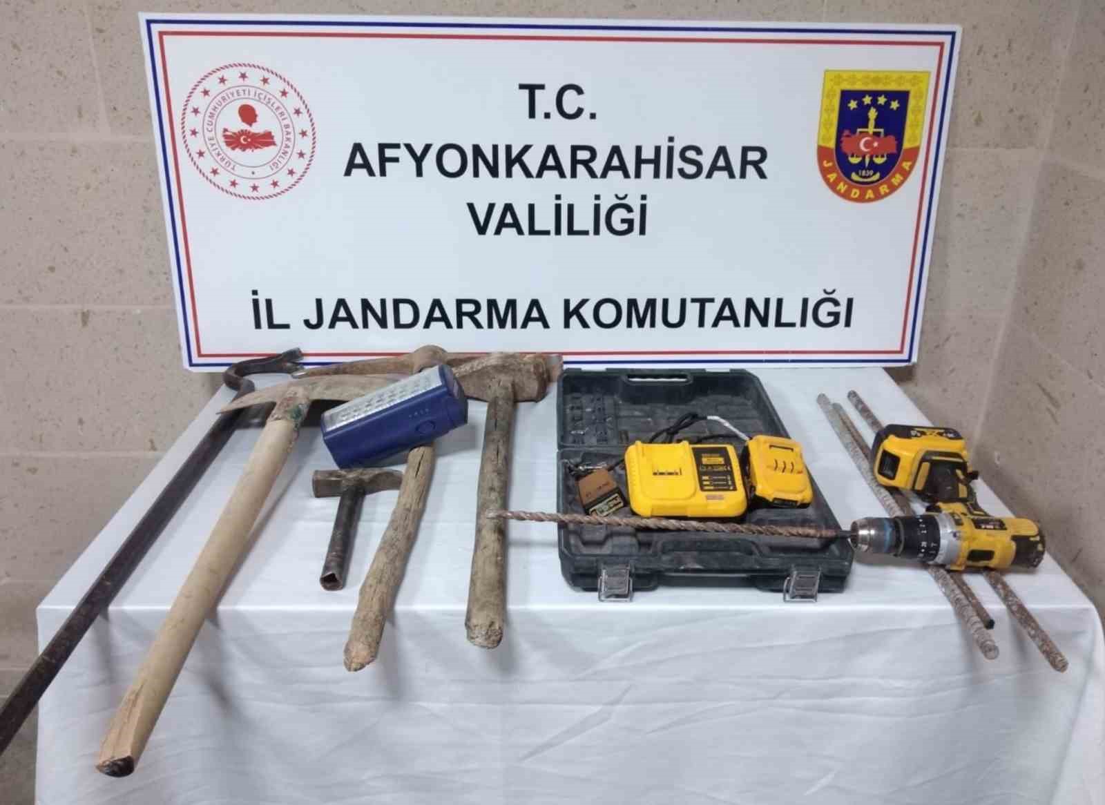 AFYONKARAHİSAR’DA ŞARJLI VİDALAMA DİYE ADLANDIRILAN KÜÇÜK DELİCİ İLE DEFİNE ARAYAN