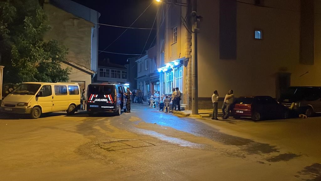 AFYONKARAHİSAR’DA ALACAK VERECEK MESELESİNDEN ÇIKAN SİLAHLI KAVGADA 2 KİŞİ TABANCA