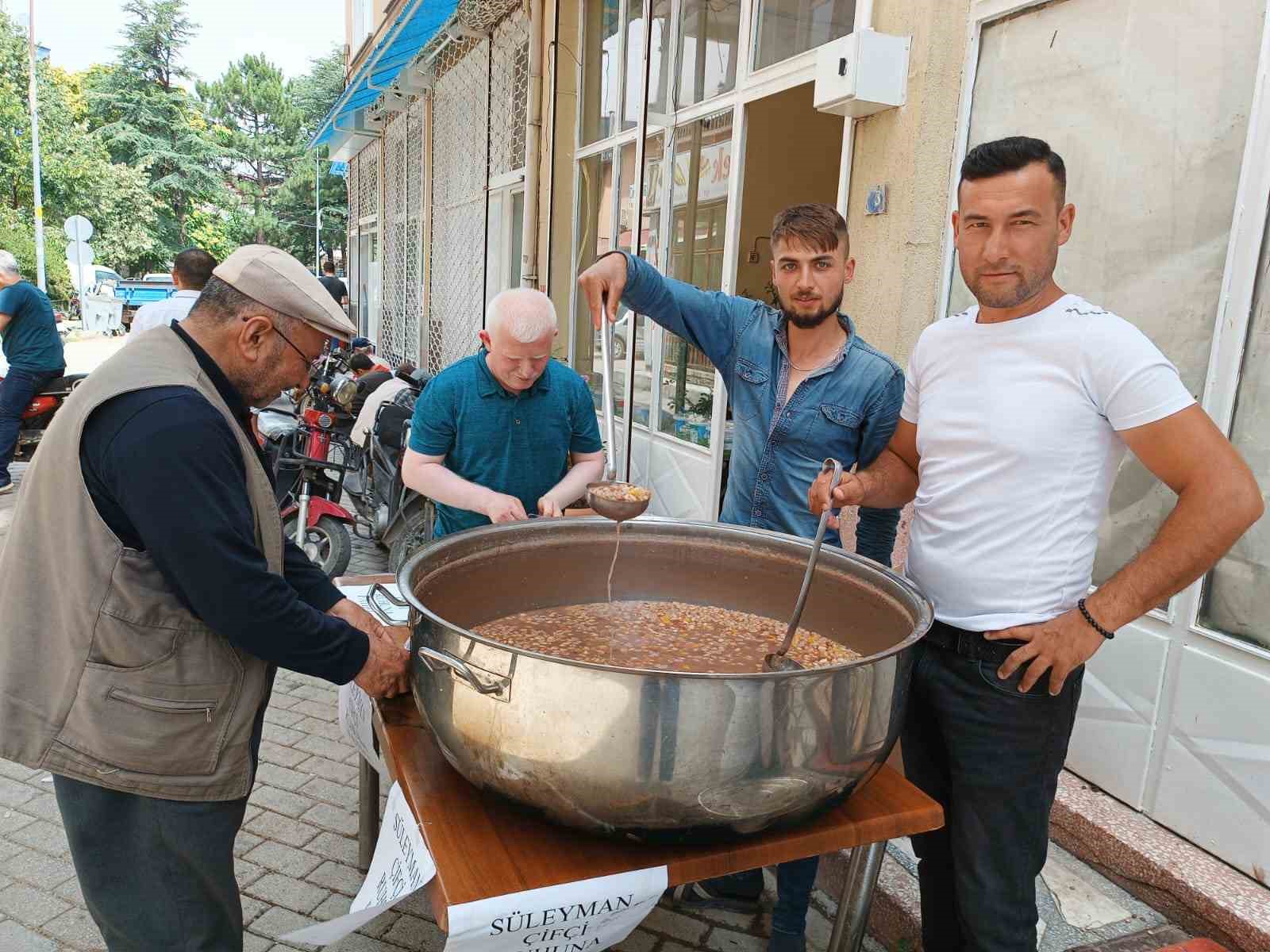 AFYONKARAHİSAR’IN ŞUHUT İLÇESİNDE VATANDAŞLARA AŞURE HAYRI YAPILDI.