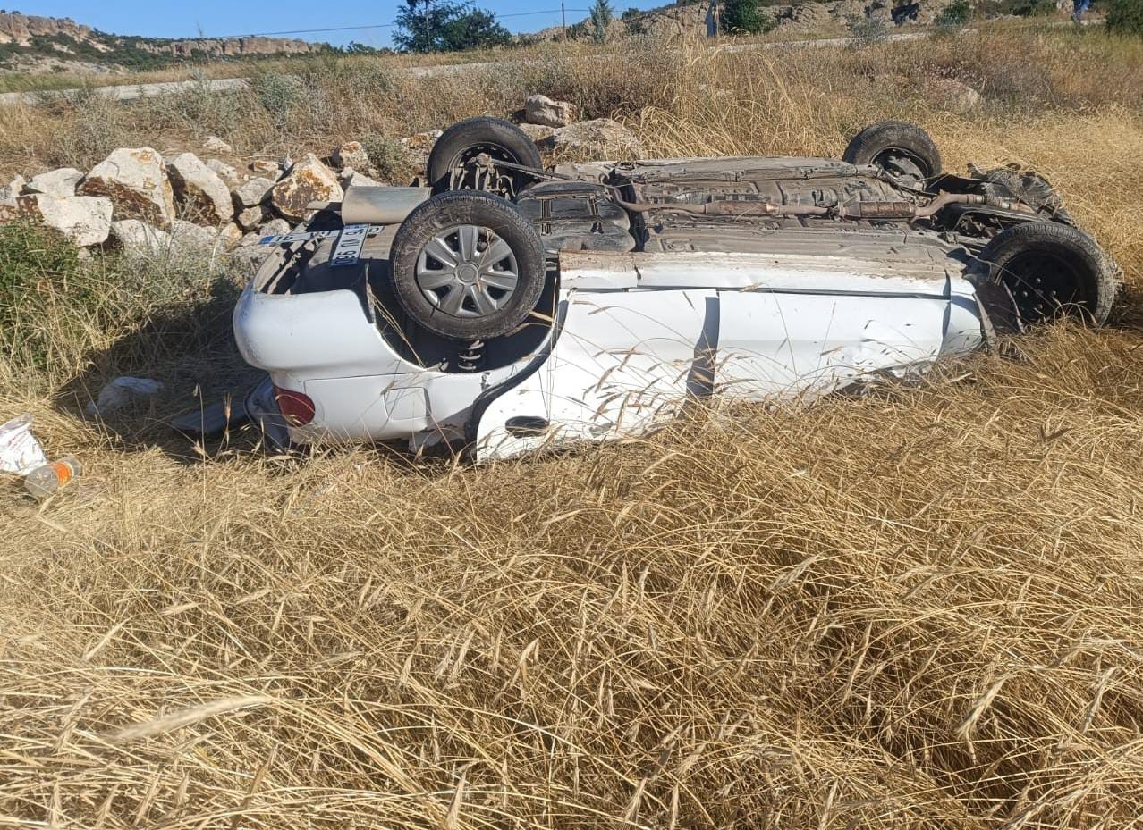 AFYONKARAHİSAR’DA KONTROLDEN ÇIKARAK TAKLA ATIP TARIM ARAZİSİNE DEVRİLEN OTOMOBİLDE 1