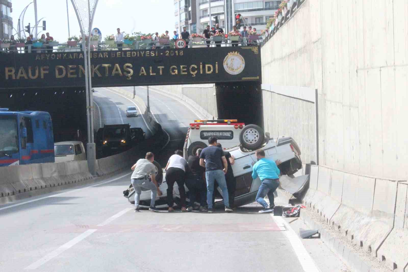 AFYONKARAHİSAR’DA KONTROLDEN ÇIKARAK ORTA REFÜJE ÇARPIP TAKLA ATAN ARAÇTA Kİ