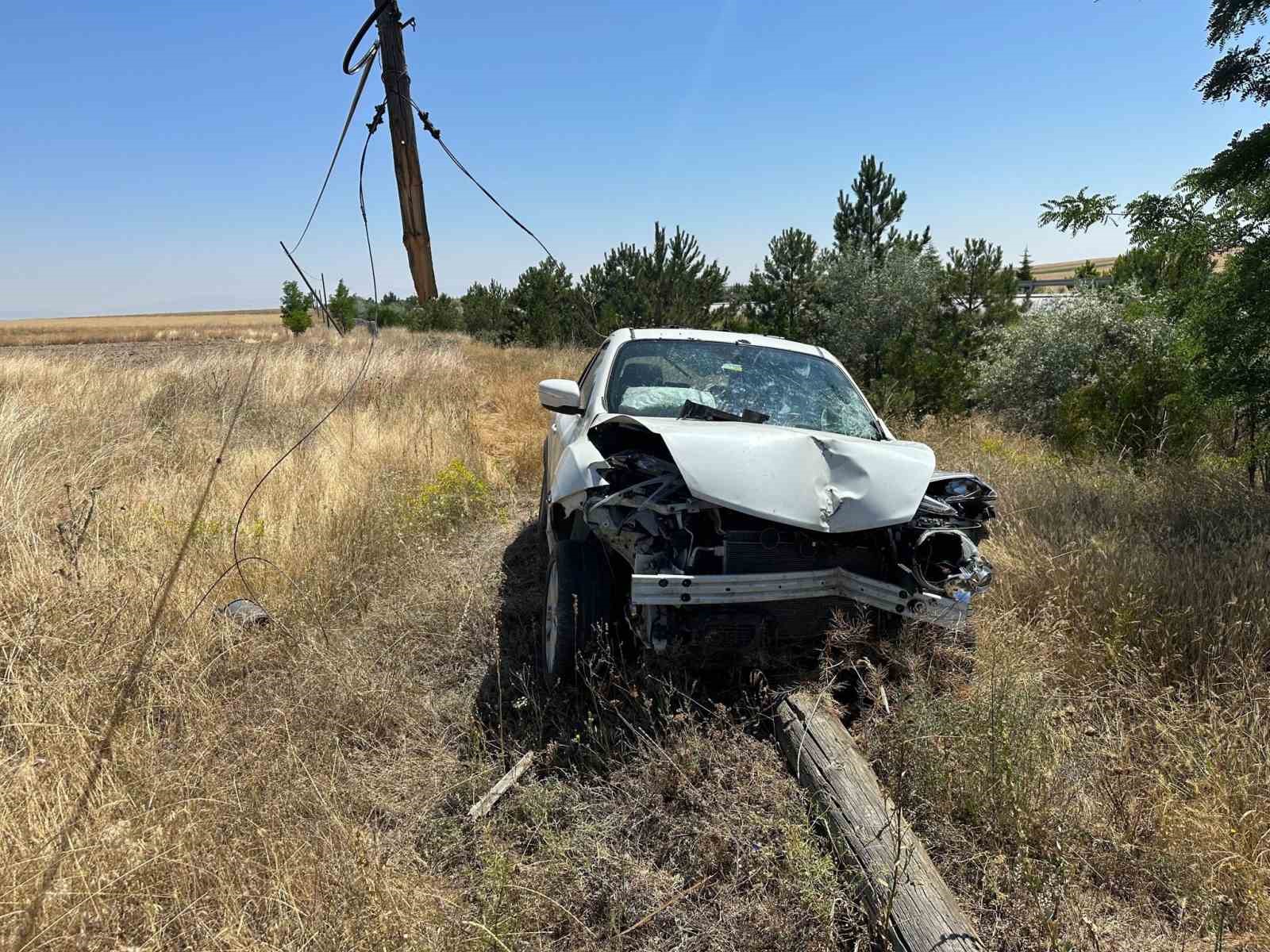 AFYONKARAHİSAR’DA KONTROLDEN ÇIKARAK TARIM ARAZİSİNE DEVRİLEN OTOMOBİLDE 6 KİŞİ YARALANDI.