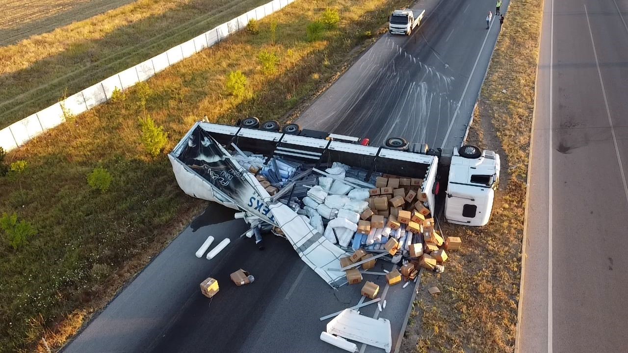 AFYONKARAHİSAR’IN KONTROLDEN ÇIKARAK DEVRİLEN TEKSTİL ÜRÜNLERİ YÜKLÜ TIR KARAYOLUNUN BİR