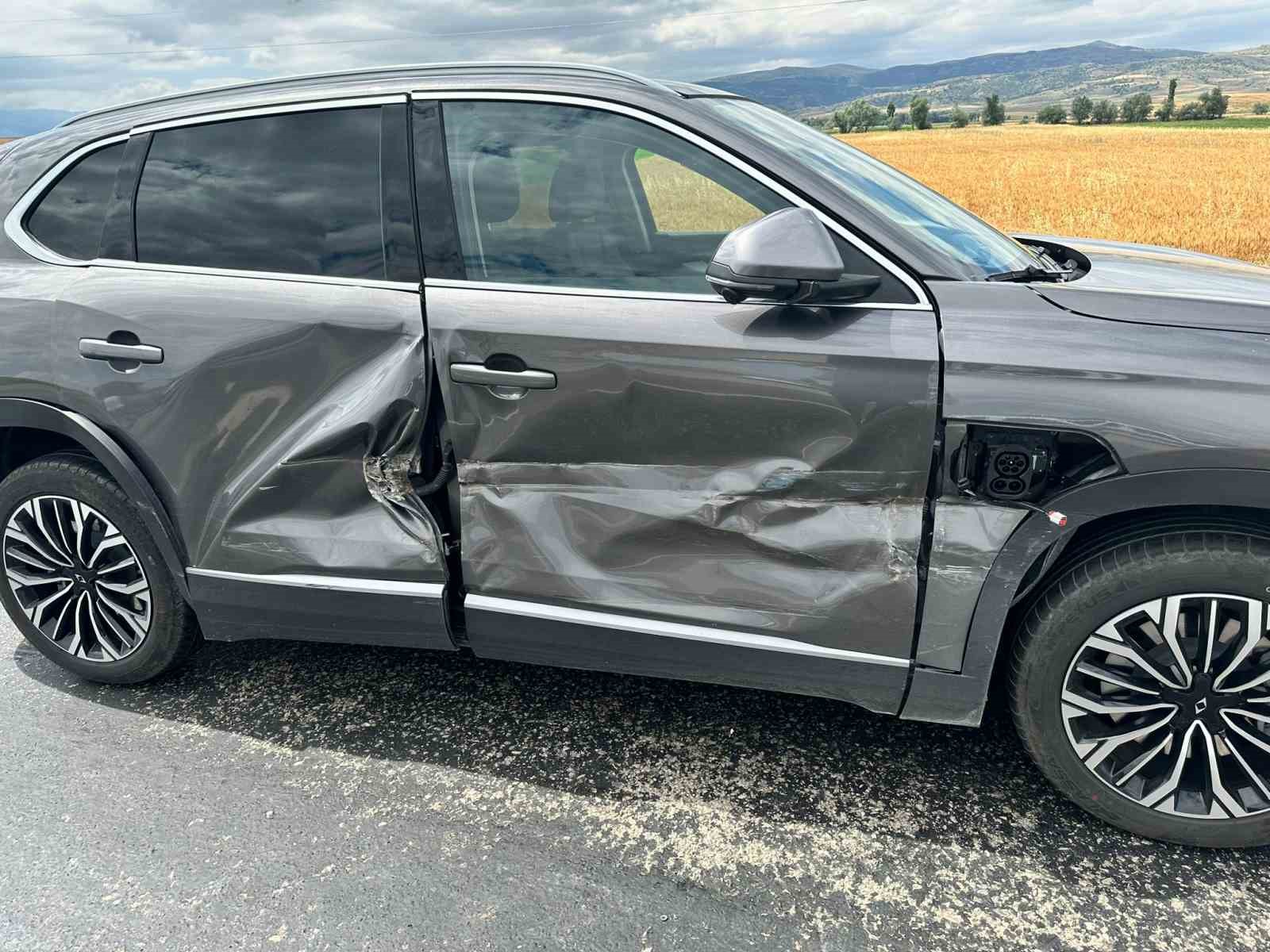 TÜRKİYE’NİN İLK YERLİ VE AKILLI OTOMOBİL TOGG, AFYONKARAHİSAR’DA MADDİ HASARLI