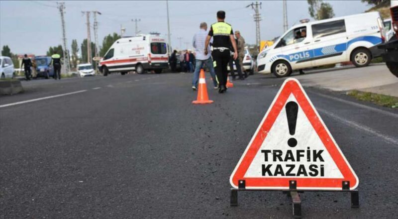 Afyonkarahisar’da iki otomobilin kafa kafaya çarpıştığı trafik kazasında 3 kişi